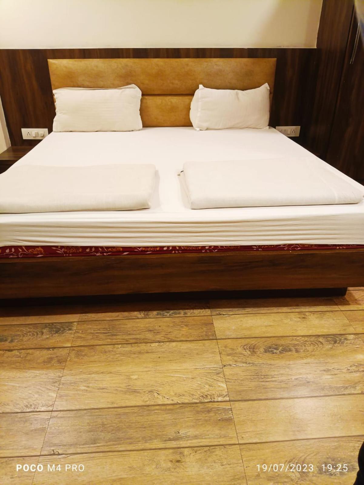 Hotel Shri Vardhan Ujjain Eksteriør billede